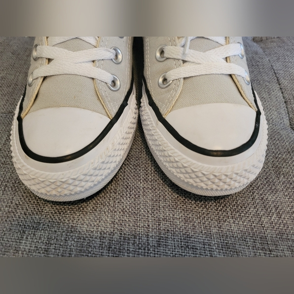 Like New Women's Converse Size 5. - Picture 2 of 8